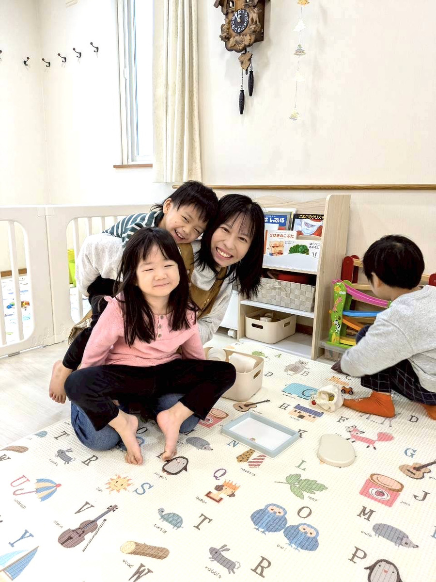 家庭的な雰囲気の中で子どもを見守る保育の様子